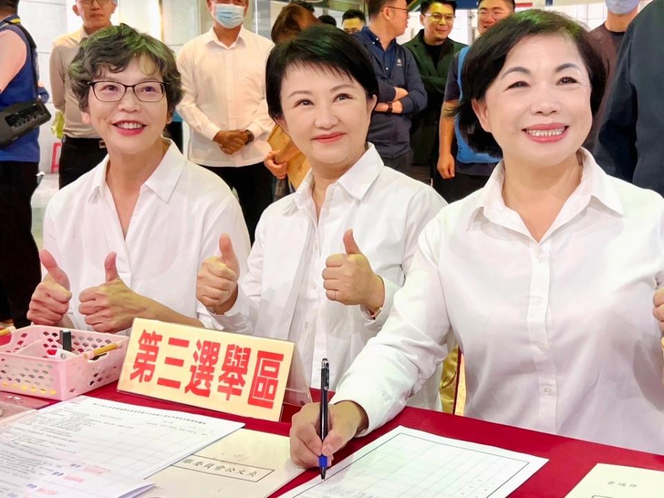《圖說》台中市長盧秀燕扮母雞，率兩黨立委參選人登記。