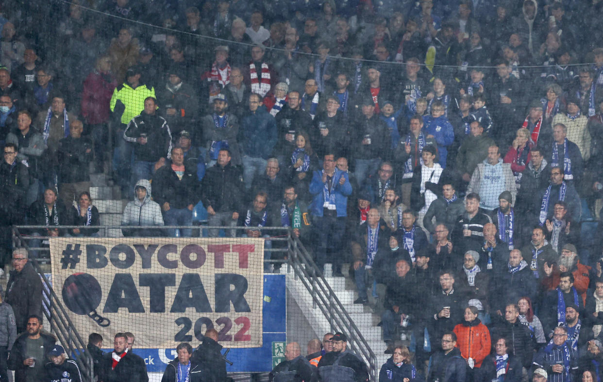 Una pancarta con el lema Boicot Qatar 2022 durante un partido de la Bundesliga. (Foto: Dean Mouhtaropoulos/Getty Images)