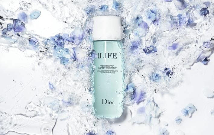 Das energetisierende Sorbet-Spray enthält Wirkstoffe, welche die Haut mit Feuchtigkeit und Energie versorgen. Gleichzeitig schenkt es dem Make-up optimalen Halt und belebt die Strahlkraft des Teints. (Bild: Dior)