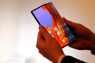 <p>Una de las estrellas del Mobile World Congress ha sido el Huawei Mate X, uno de los primeros móviles plegables del mercado y que se puede doblar para usarse de tres formas distintas. Soporta redes 5G y eso se nota en su precio: 2.299 euros. (Foto: Sergio Perez / Reuters). </p>