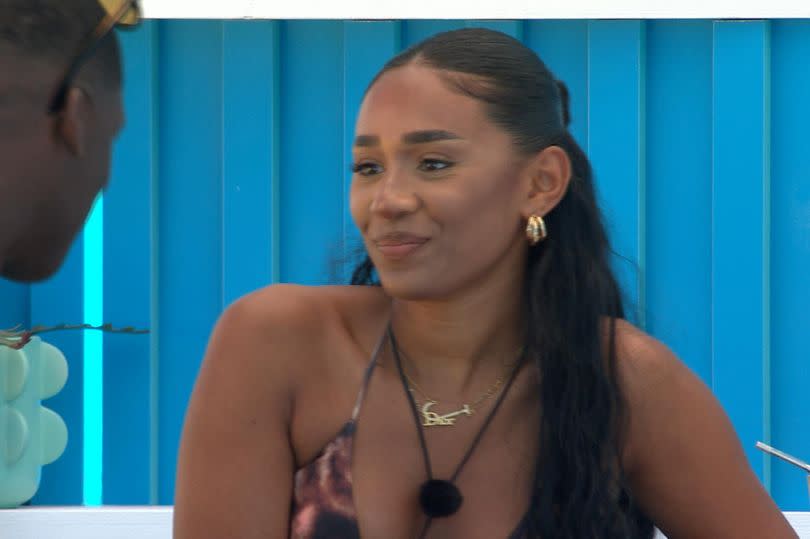 Jessica talking to Ayo on Love Island