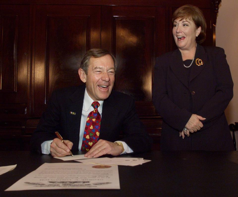 Outgoing Ohio Gov. George V. Voinovich and incoming Gov. Nancy Hollister share a light moment as Voinovich prepares to sign paperwork making Hollister the 66th governor of Ohio and paperwork for his resignation as governor just prior to the swearing in ceremony in the atrium at the Statehouse, December 31, 1998.