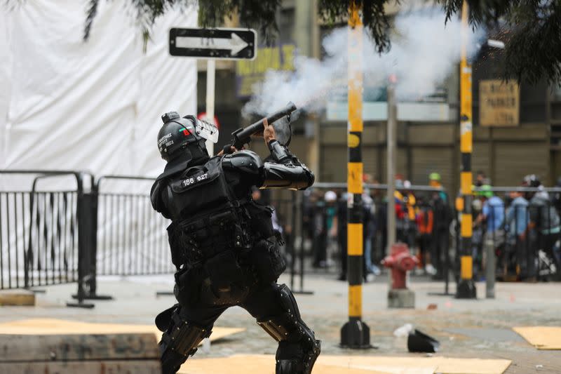 Foto de archivo. Un miembro del Escuadrón Móvil Antidisturbios (ESMAD) de la Policía Nacional dispara una gas lagrimógeno para dispersar a un grupo de manifestantes en Bogotá