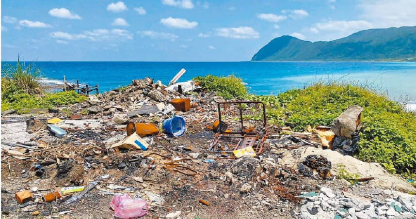 蘭嶼東清海邊淪垃圾場。（圖／黃蜀婷提供）