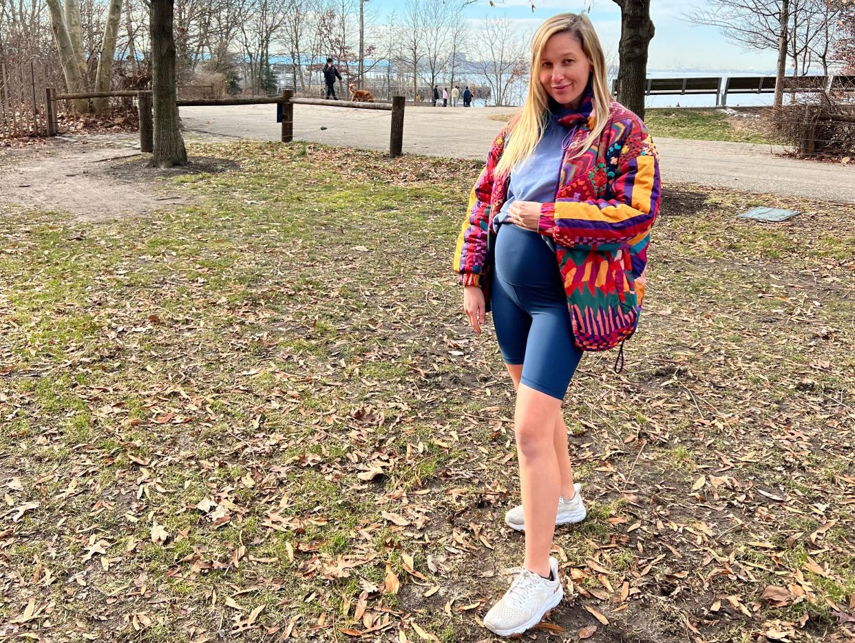 Jen Glantz pregnant in. park