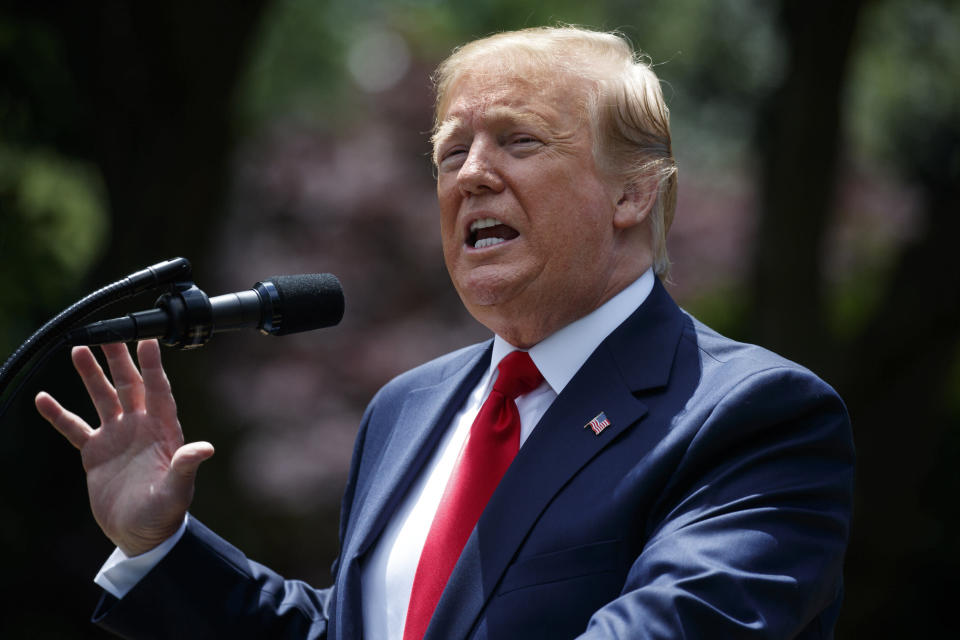 El presidente Donald Trump durante la presentación del trofeo del Comandante en Jefe al equipo de fútbol americano de la Academia Militar de Estados Unidos en West Point, en el jardín de las rosas de la Casa Blanca el lunes 6 de mayo de 2019 en Washington. (AP Foto/Evan Vucci)