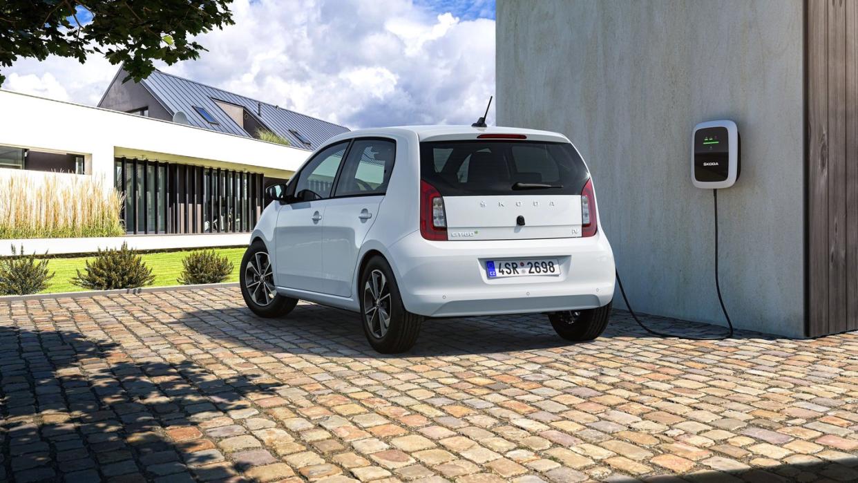 Kleiner Kabelträger: Skoda fährt den Citigo zum Jahresende auch als Elektroauto vor. Foto: Skoda