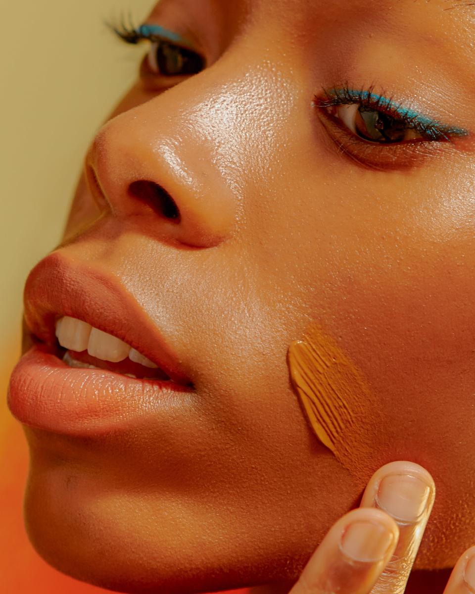 <h1 class="title">Young Confident Women Applying Makeup Foundation</h1><cite class="credit">Getty Images</cite>