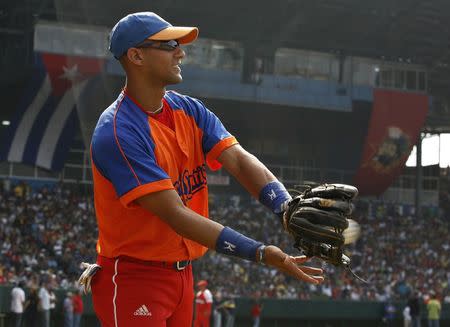 Cuba's Yulieski Gourriel exercises during a training session getting ready for World Baseball Classic 2009, that will be held in Havana in this February 15, 2009 file photograph. REUTERS/Enrique De La Osa/Files