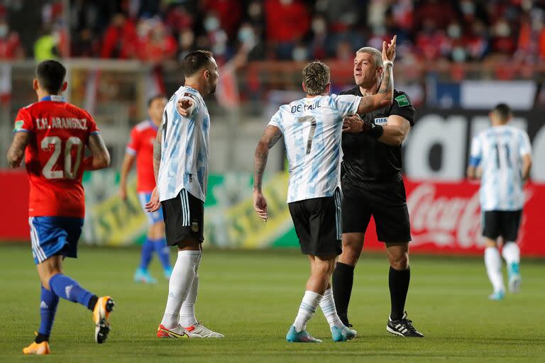 Daronco en un partido de eliminatorias entre Argentina y Chile, en Calama, discutiendo con De Paul y con Otamendi