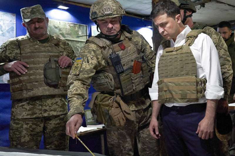 烏東衝突、俄烏衝突，烏克蘭總統哲連斯基2019年10月視察烏東地區。（AP）