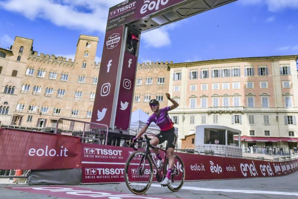 Chantal van den Broek-Blaak crosses the line in Siena’s Piazza del Campo.