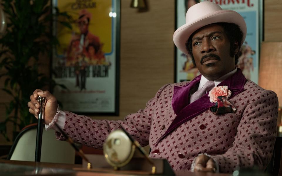 Was bei Eddie Murphy nach den 80er-Erfolgen kam, ließ sich nur selten sehen: Murphy war der "Star" von Make-up- ("Der verrückte Professor", "Norbit") und anderen mauen Klamotten. Nach längerer Pause meldete er sich aber eindrucksvoll zurück: Im Netflix-Biopic "Dolemite Is My Name" verkörperte er den Komiker Rudy Ray Moore und wurde für seine Darstellung für einen Golden Globe nominiert. (Bild: Netflix / Francois Duhamel)