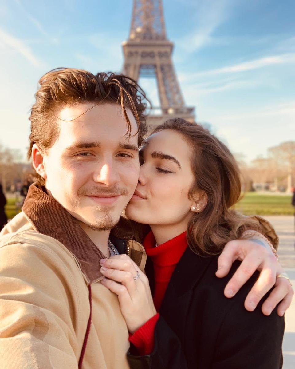 <p>Brooklyn Beckham publicaba que es el hombre más afortunado del mundo junto a esta foto con su chica, Hana Cross. (Foto: Instagram / <a rel="nofollow noopener" href="http://www.instagram.com/p/Bt4H4s0H5Zt/" target="_blank" data-ylk="slk:@brooklynbeckham;elm:context_link;itc:0;sec:content-canvas" class="link ">@brooklynbeckham</a>). </p>