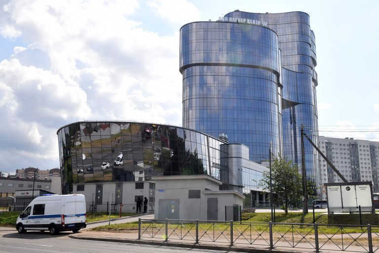 Agentes de policía rusos patrullan en una zona exterior del Centro PMC Wagner en San Petersburgo, el 24 de junio de 2023. 