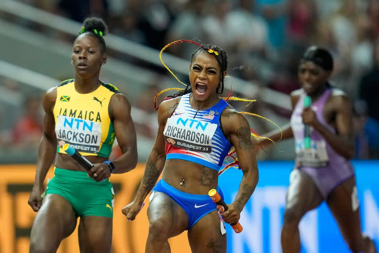 Sha'Carri Richardson, de Estados Unidos, celebra después de ganar la posta 4x100 por delante de Shericka Jackson, de Jamaica