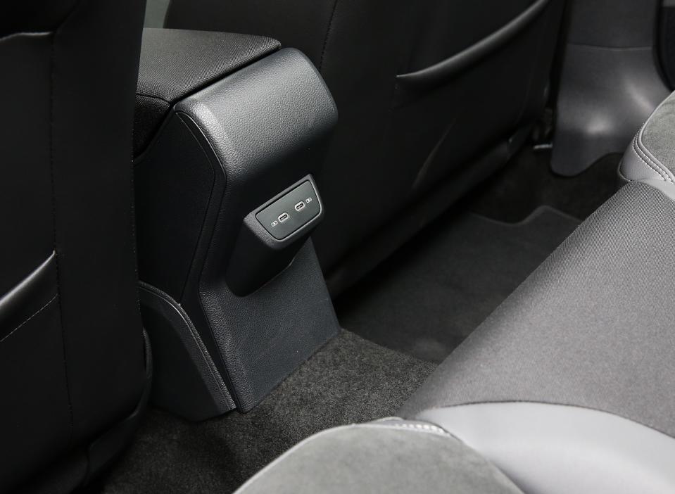 後座專屬雙USB-C充電孔為全車系標配，讓全車乘員都能輕鬆使用手機等智慧型裝置。