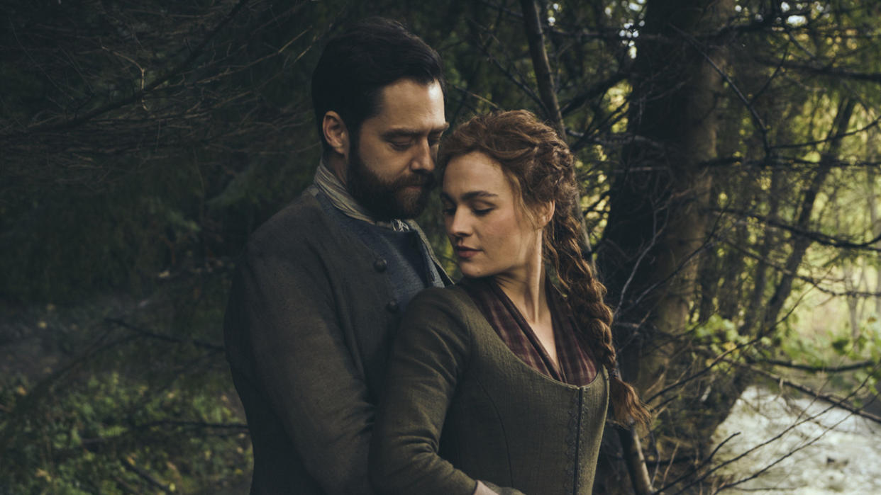  Sophie Skelton and Richard Rankin in Outlander Season 7 