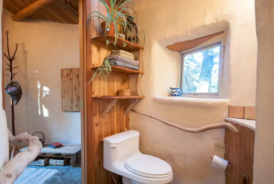 <p>Here’s the bathroom. (Airbnb) </p>