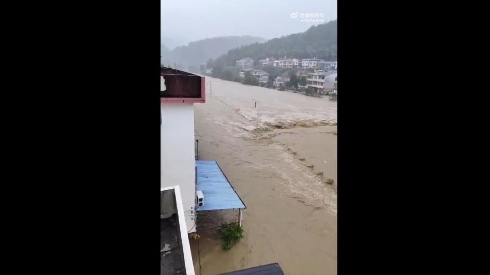 不只廣東因為暴雨發生洪災，連福建龍岩也因豪雨釀成災禍。（圖／翻攝自微博）