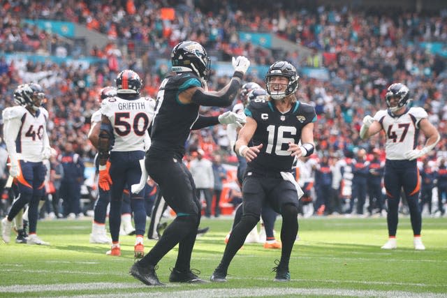 Late drama at Wembley as Latavius Murray gives Broncos victory over Jaguars