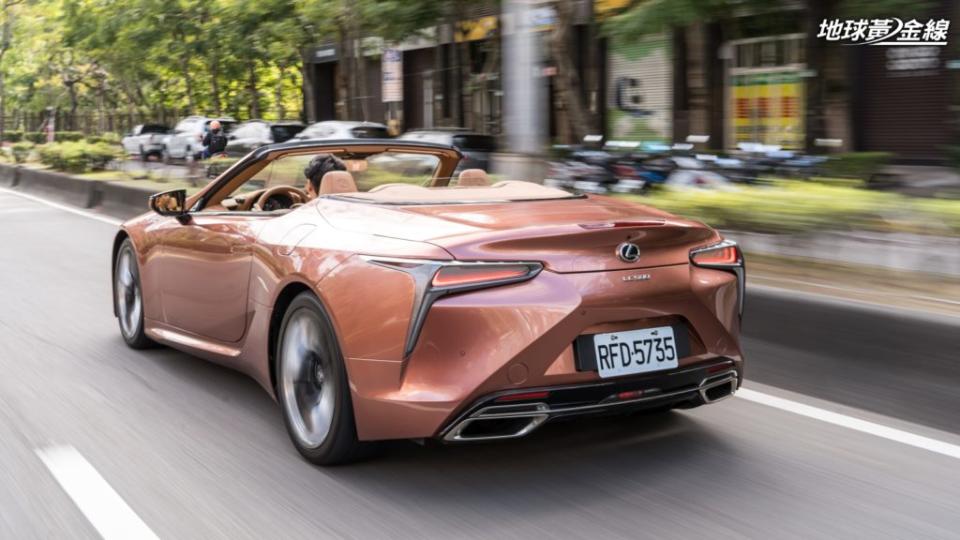 LC 500 Convertible的起步不若電動車或渦輪車那麼猛爆，但到中段轉速龐大動力便會開始湧現。(攝影/ 劉家岳)