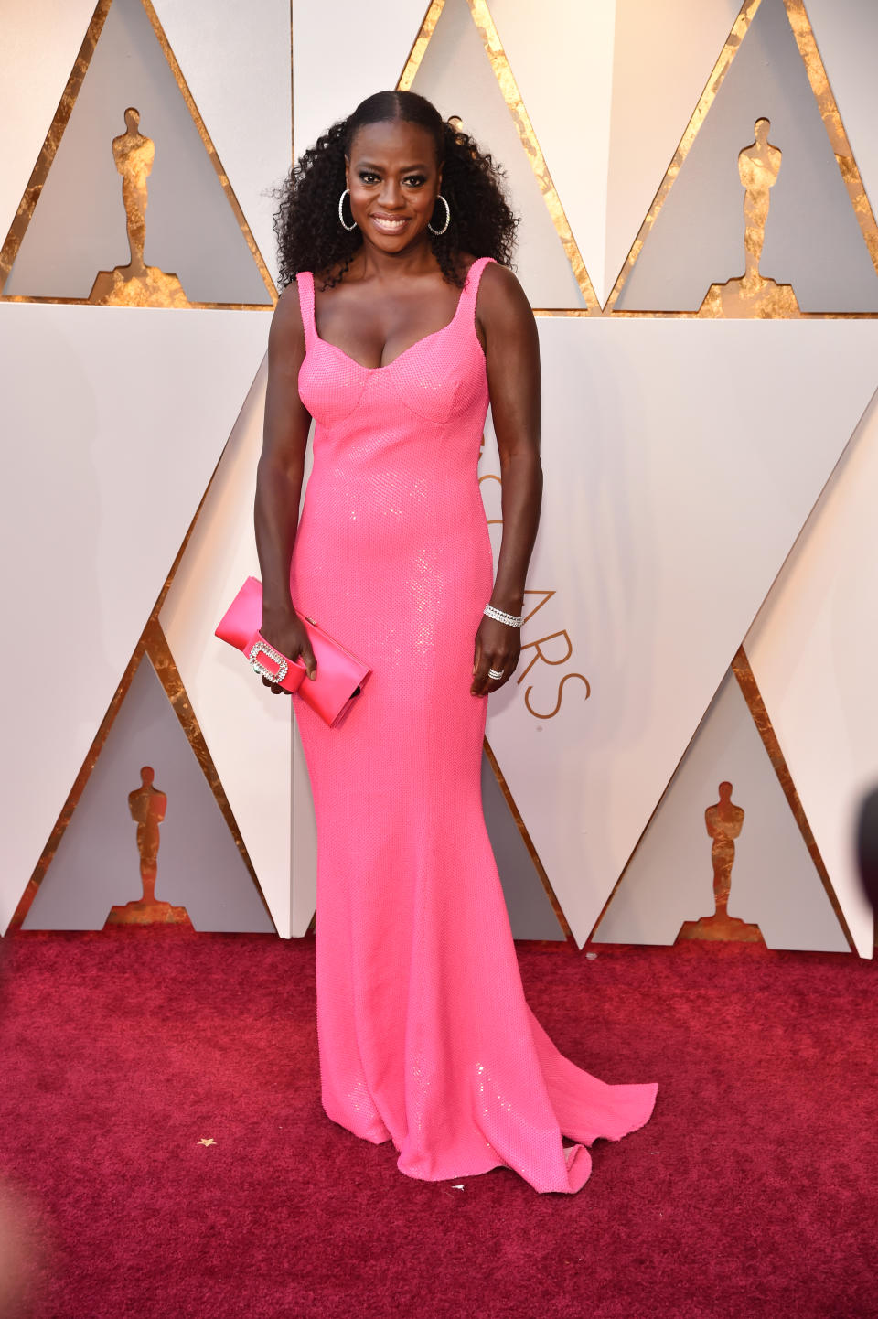 <p>Pretty in Pink: Viola Davis’ Robe von Michael Kors Collection ist ein knalliges Highlight auf dem roten Teppich. (Bild: Getty Images) </p>