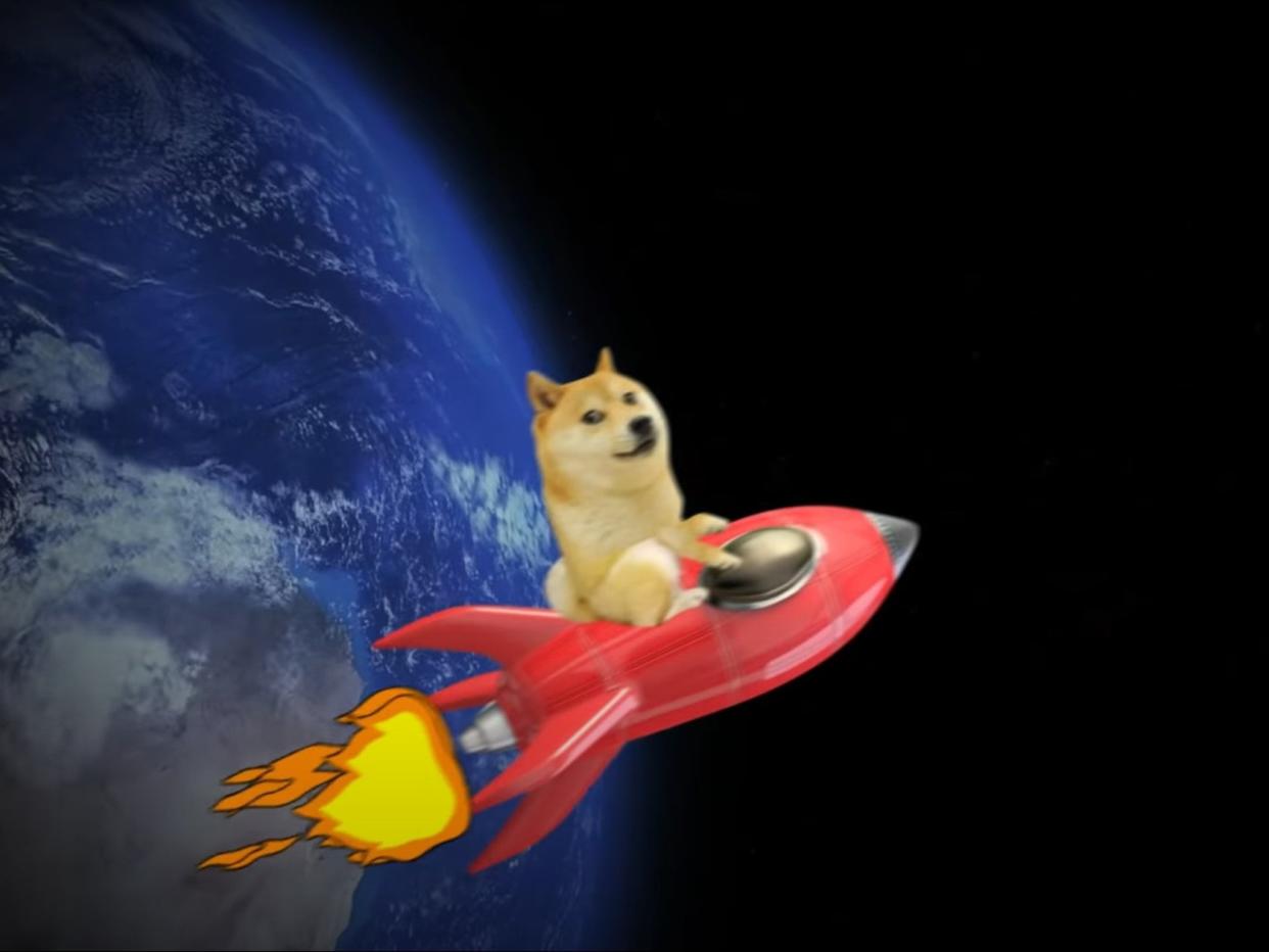 Elon Musk dijo que usaría SpaceX para enviar dogecoin al espacio, compartiendo el video de memes 'A la luna' de Herr Fuchs en Twitter. (Herr Fuchs/ YouTube)