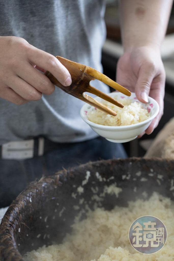 三叉竹籤邊盛飯邊散發水份，確保米粒鬆Q分明。