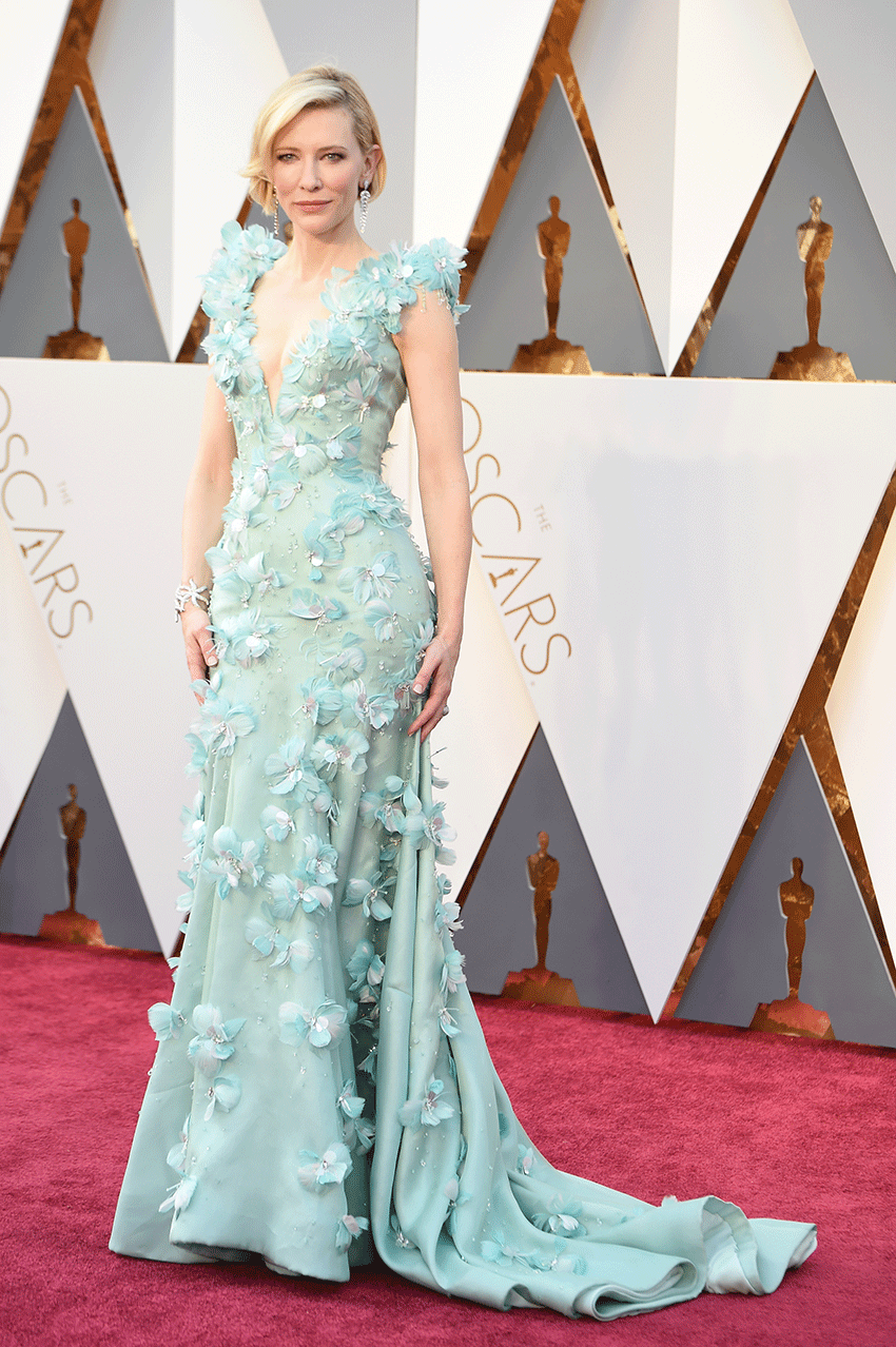 Cate Blanchett – La star de Carol a choisi une tenue très romantique signée Armani Privé. Le plus : les fleurs bleues cousues sur la robe, donnant l’impression de tomber en cascade sur l’actrice.