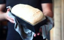 <p>Während Sie den Teig erneut etwa 60 Minuten ruhen lassen, heizen Sie den Ofen auf 160 Grad vor. Danach schieben Sie das Brot hinein und lassen es etwa 30 Minuten backen. Tipp: Platzieren Sie zuvor ein feuerfestes Gefäß mit Wasser unter dem Toastbrot, damit es während des Backens nicht austrocknet. So bleibt das Brot schön saftig. (Bild: iStock / petrenkod)</p> 