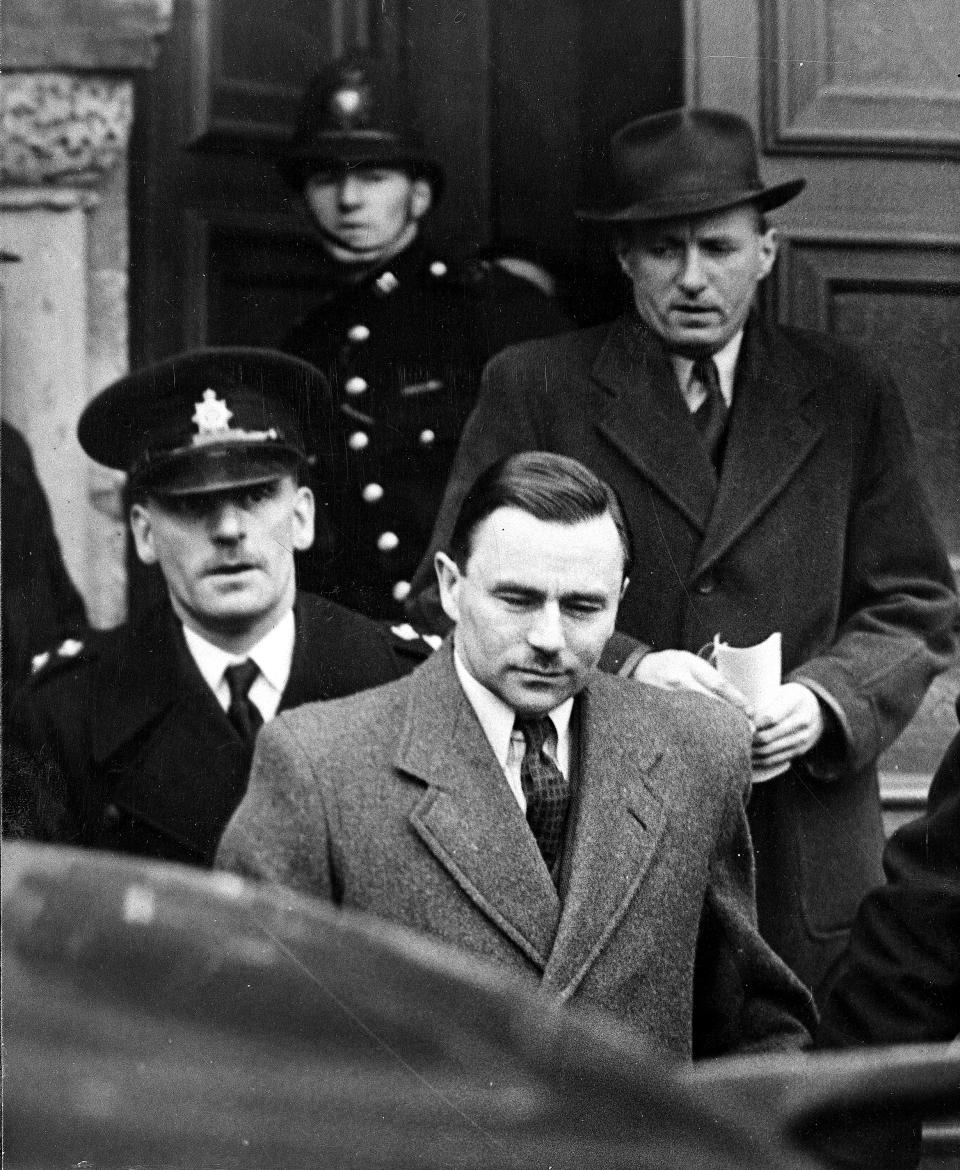 <p>Der Brite Haigh (1909–1949) beging aus Habgier sechs Morde. Er löste die Leichen mit Schwefelsäure auf, was ihm die Bezeichnung “Säurebadmörder” einbrachte. Er bereitete seine Taten gut vor – und versuchte, den Besitz seiner Opfer legal auf sich zu übertragen. Er wurde 1949 gehängt. (Bild: AP Photo) </p>