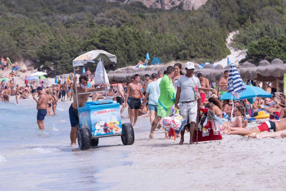 Tanti turisti affollano le spiagge più belle di Porto Cervo e dintorni. La Sardegna è finita nel mirino delle critiche per l'incremento di casi tra i turisti ma il governatore Solinas respinge le accuse: "Non siamo un'isola di untori". (Photo by Emanuele Perrone/Getty Images)