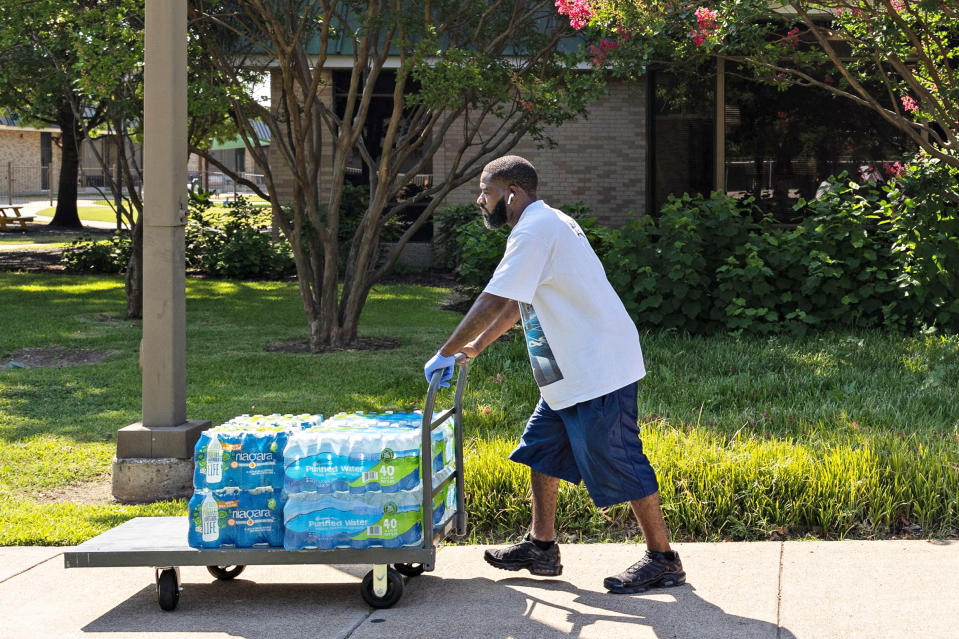 Volunteers cart water bottles (Shelby Tauber / Bloomberg via Getty Images file)