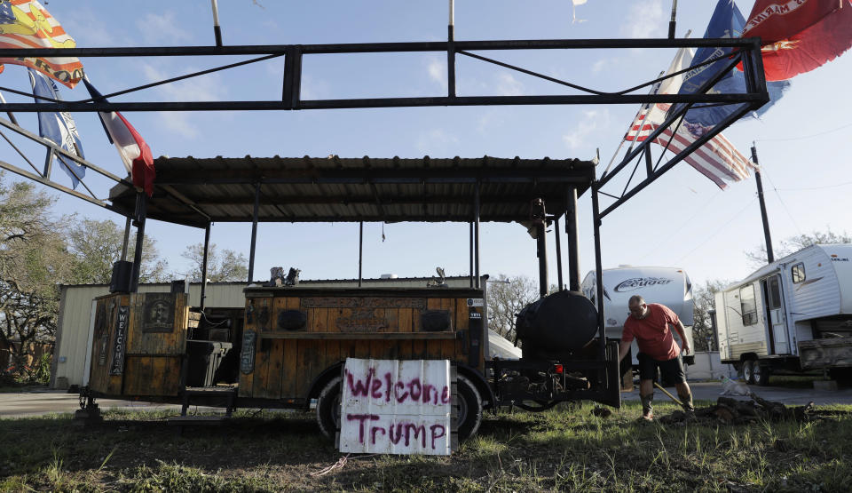 (FOTOS) Donald Trump visita la zona afectada por la tormenta Harvey en Texas