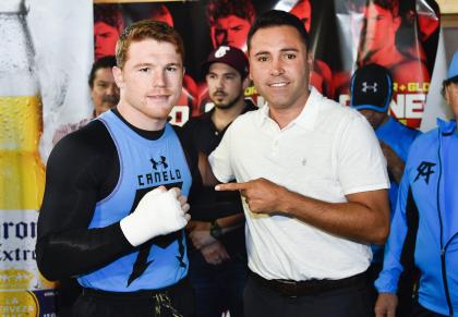 Canelo Alvarez (L) and promoter Oscar De La Hoya are hoping to announce a Nov. 21 middleweight title fight with Miguel Cotto soon. (Denis Poroy/Getty Images)