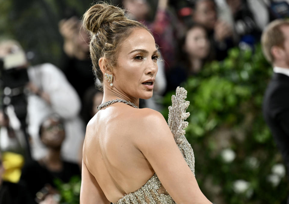 Jennifer Lopez llega a la gala benéfica del Instituto del Vestido del Museo Metropolitano de Arte para celebrar la inauguración de la exposición "Sleeping Beauties: Reawakening Fashion" el lunes 6 de mayo de 2024, en Nueva York. (Foto Evan Agostini/Invision/AP)