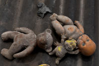 <p>Toys covered with ash lie on top of a roof of a house affected by the eruption of the Fuego volcano at San Miguel Los Lotes in Escuintla, Guatemala, June 8, 2018. (Photo: Carlos Jasso/Reuters) </p>