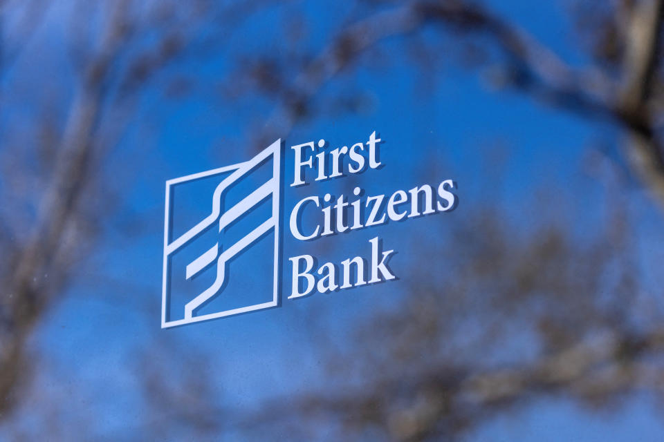 Een weergave van het logo van de First Citizens Bank, nadat Amerikaanse toezichthouders maandag zeiden dat ze een deal zouden steunen voor de regionale geldschieter First Citizens om de failliete Silicon Valley-bank over te nemen, waarmee een overheidsverzekeringsfonds van $ 20 miljard wordt getroffen, in Solana Beach, Californië, VS, 27 maart , 2023. REUTERS/Mike Blake