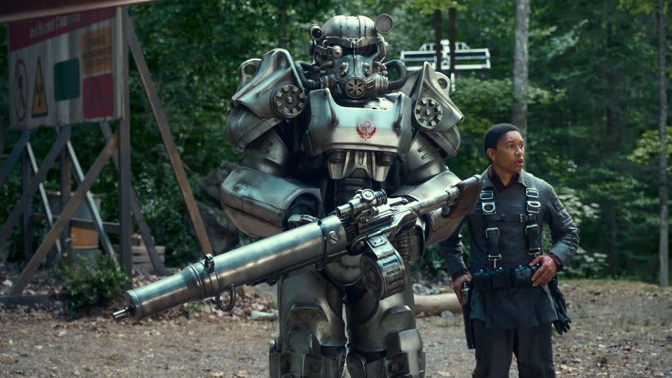 Power Suit and Aaron Moten (Maximus) in "Fallout" - JoJo Whilden/Prime Video