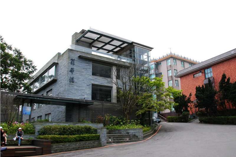 2017-11-28-張海燕指控，袁興夏將文化大學校內最新穎建築之會議室占為己有，自設專屬辦公室。（讀者提供）