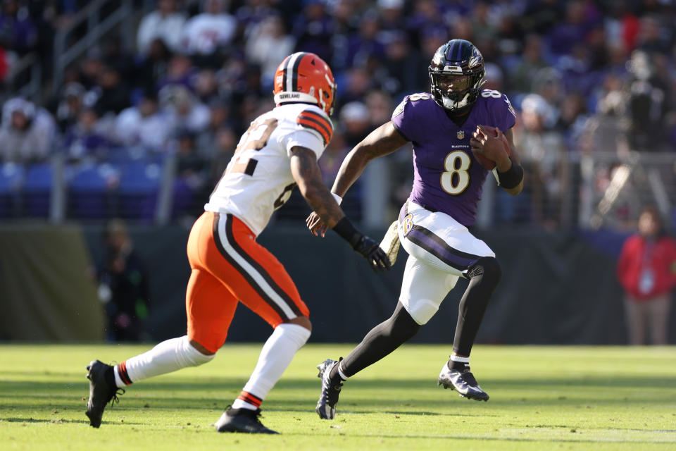 Lamar Jackson y los Baltimore Ravens han perdido balones en momentos clave en esta temporada de la NFL. (Photo by Scott Taetsch/Getty Images)