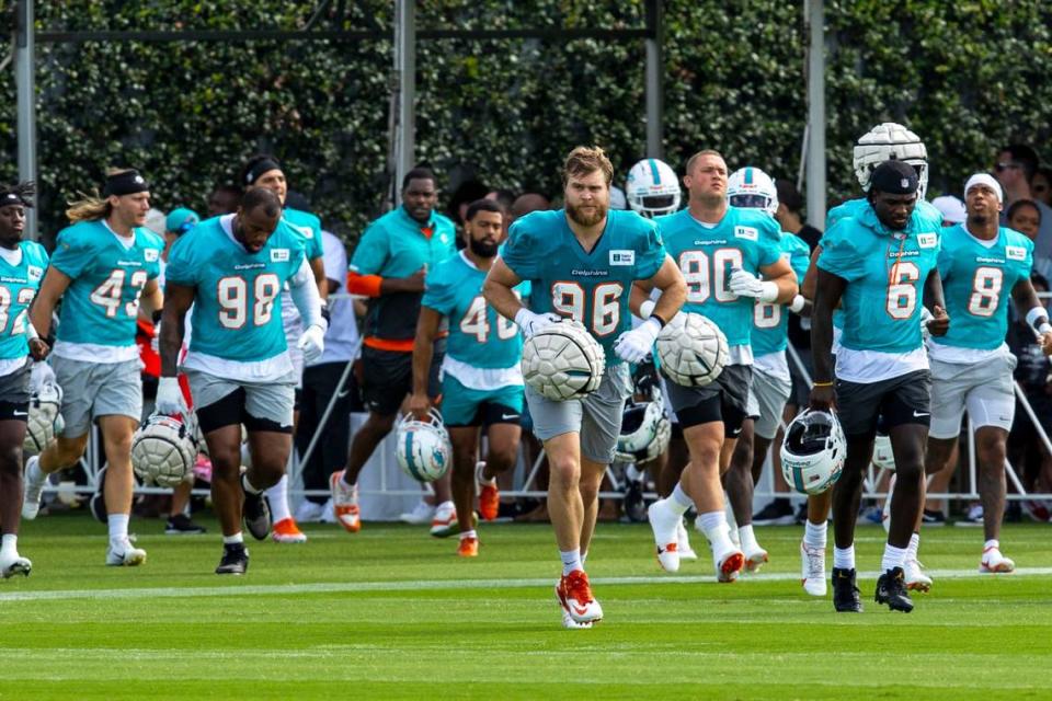 Los jugadores de los Dolphins corren en el quinto día de práctica en el Baptist Health Training Complex en Miami Garden, Florida, el 1ro de agosto de 2022.