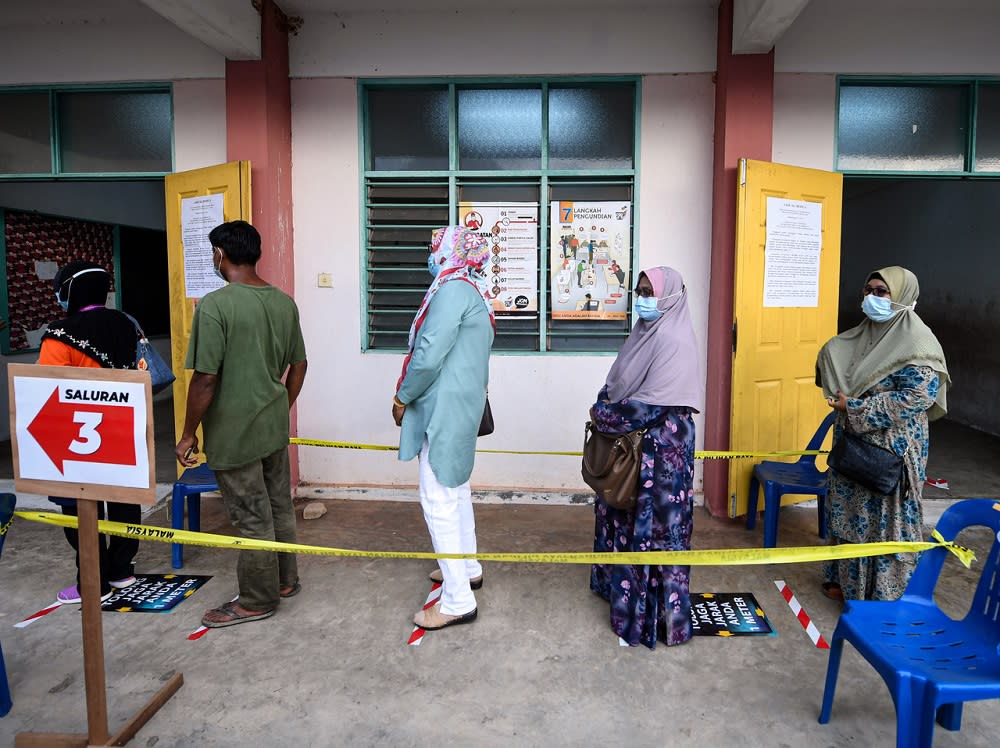 Voters queue up to cast their votes at Kelas Al-Quran dan Fardu Ain (KAFA) in Pekan July 4, 2020. ― Bernama pic