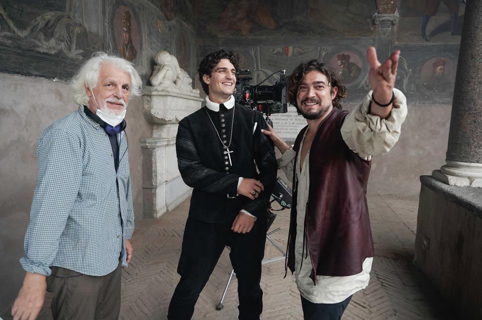 《禁忌的畫像：卡拉瓦喬之影》左起為導演米歇爾普拉西多、演員路易卡瑞、男主角多史卡馬西奧。（圖／海鵬提供）