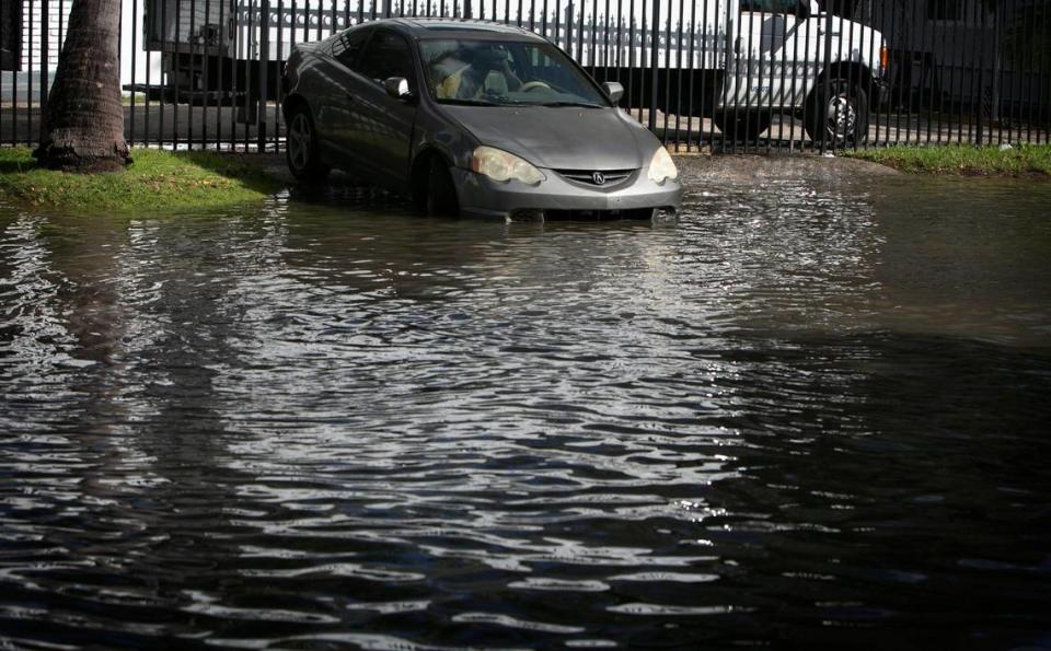 Un auto estacionado queda parcialmente sumergido en una inundación de marea real en noviembre en Miami. La ciudad emplea ahora rutinariamente bombas portátiles para hacer frente a las mareas más altas, pero algunas zonas siguen siendo problemáticas.