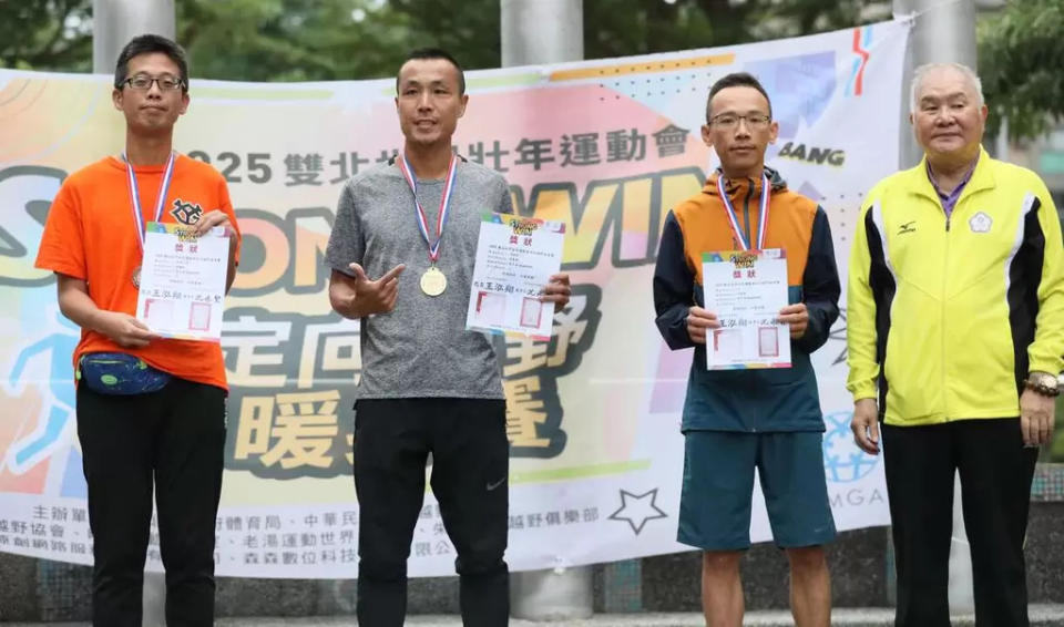 有百馬經驗的路跑教練李智群(左2)拿下男子45歲組冠軍。大會提供