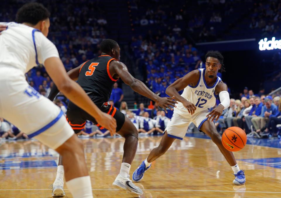 Kentucky’s Antonio Reeves passes the ball against Georgetown College’s Tommy Thomas during Friday's exhibition game.