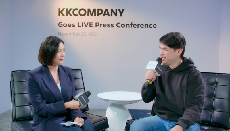 KKBOX Group，今（25）日舉行線上記者會，由執行長林冠羣（右）宣布更名為KKCompany，左為主持人劉姿麟。（翻攝KKTIX Live平台直播畫面）