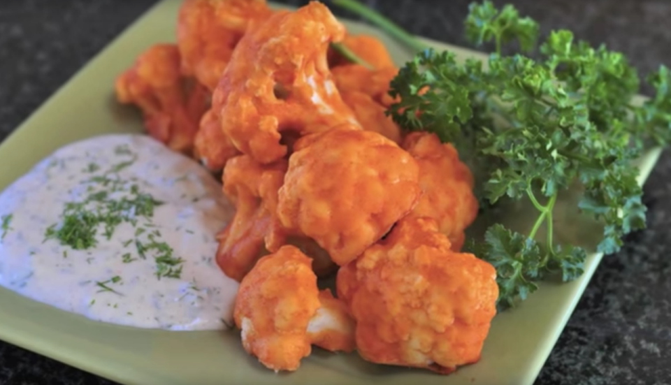 <p>Les Buffalo wings, traditionnellement préparées avec du poulet, sont souvent associées aux évènements sportifs. Alors, inspirez-vous de cette recette de Buffalo wings entièrement préparées à base de chou-fleur la prochaine fois que vous organisez une soirée foot. Eh oui, les Buffalo wings au chou-fleur existent vraiment et elles sont incroyables. N'oubliez pas non plus que ce légume crucifère offre de nombreux avantages santé grâce à la présence de vitamine C, vitamine K, fibres, acide folique, minéraux et antioxydants. <i>(Photo via </i><a rel="nofollow noopener" href="http://www.vegan.com/videos/cauliflower-buffalo-wings/" target="_blank" data-ylk="slk:vegan.com;elm:context_link;itc:0;sec:content-canvas" class="link "><i>vegan.com</i></a><i>)</i></p>